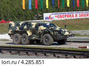 Бронированный автомобиль "Булат" на полосе препятствий. Выставка "Оборона и защита 2012", город Нижний Тагил. Редакционное фото, фотограф Игорь Долгов / Фотобанк Лори