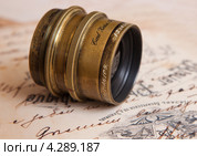 Объектив XIX века "Карл Цейс" на паспарту старинной фотографии. Редакционное фото, фотограф Igor Lijashkov / Фотобанк Лори