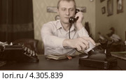 Письменный стол. Старый телефон. Мужчина набирает номер Сепия. Стоковое видео, видеограф Mikhail Erguine / Фотобанк Лори