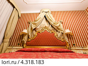 Интерьер спальни с роскошной кроватью и балдахином. Стоковое фото, фотограф Elnur / Фотобанк Лори