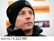 Портрет крупным планом чемпиона мира Формулы 1 Кими Райкконен (Lotus F1 Team) на "Гонке звезд" за приз журнала "За рулем" (2013 год). Редакционное фото, фотограф Николай Винокуров / Фотобанк Лори