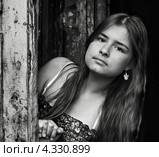 Девушка выглядывает из-за двери. Стоковое фото, фотограф Сергей Юрьев / Фотобанк Лори