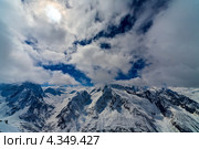 Облака над пиками заснеженных гор. Стоковое фото, фотограф М / Фотобанк Лори