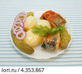 Жареный сиг с картошкой и солеными огурцами. Стоковое фото, фотограф Наталья Осипова / Фотобанк Лори