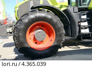 Трактор AXION 930 CLAAS. Агропромышленная выставка «Агротехнологии-2013» в выставочном центре «ВертолЭкспо». Ростов-на-Дону. Редакционное фото, фотограф Олег Пчелов / Фотобанк Лори