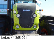 Трактор AXION 930 CLAAS. Агропромышленная выставка «Агротехнологии-2013» в выставочном центре «ВертолЭкспо». Ростов-на-Дону. Редакционное фото, фотограф Олег Пчелов / Фотобанк Лори