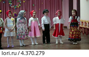Утренник, посвященный празднику 8 Марта в детском саду (2013 год). Редакционное видео, видеограф Кекяляйнен Андрей / Фотобанк Лори