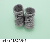 Пинетки для новорожденного малыша. Стоковое фото, фотограф Наталья Осипова / Фотобанк Лори