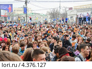 Люди, идущие на парад мыльных пузырей Dreamflash (2012 год). Редакционное фото, фотограф Алёшина Оксана / Фотобанк Лори