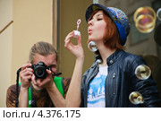Девушка с мыльными пузырями и фотограф на параде мыльных пузырей Dreamflash (2012 год). Редакционное фото, фотограф Алёшина Оксана / Фотобанк Лори