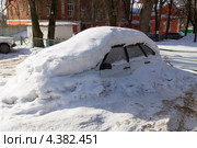 Брошенный на зиму автомобиль (2013 год). Редакционное фото, фотограф Сергей Лаврентьев / Фотобанк Лори