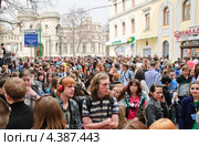 Люди, идущие на парад мыльных пузырей Dreamflash (2012 год). Редакционное фото, фотограф Алёшина Оксана / Фотобанк Лори