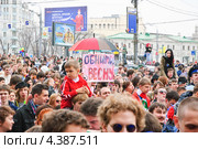 Участники парада  мыльных пузырей Dreamflash с лозунгом "Обними Весну" (2012 год). Редакционное фото, фотограф Алёшина Оксана / Фотобанк Лори