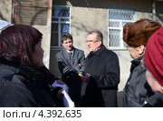 Мэр города Ростов-на-Дону Михаил Чернышев. Незапланированная встреча с ростовскими пенсионерами и их неудобные вопросы о несправедливо завышенных тарифах ЖКХ. Ростов-на-Дону (2013 год). Редакционное фото, фотограф Олег Пчелов / Фотобанк Лори