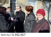 Мэр города Ростов-на-Дону Михаил Чернышев. Незапланированная встреча с ростовскими пенсионерами и их неудобные вопросы о несправедливо завышенных тарифах ЖКХ. Ростов-на-Дону (2013 год). Редакционное фото, фотограф Олег Пчелов / Фотобанк Лори