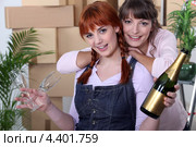 Подруги празднуют переезд. Стоковое фото, фотограф Phovoir Images / Фотобанк Лори