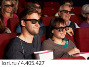 Пара на 3D-киносеансе в кинотеатре. Стоковое фото, фотограф Monkey Business Images / Фотобанк Лори