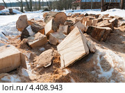Распиленные брёвна лежат на снегу. Стоковое фото, фотограф Игорь Низов / Фотобанк Лори