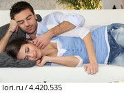 Влюбленная пара отдыхает дома. Стоковое фото, фотограф Phovoir Images / Фотобанк Лори