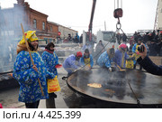 Город Ялуторовск. Выпечка персонального блина на трехметровой гигантской сковороде (2013 год). Редакционное фото, фотограф Александр Тараканов / Фотобанк Лори