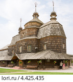 Старинный деревянный храм в городе Черткове на Украине (2008 год). Стоковое фото, фотограф Солодовникова Елена / Фотобанк Лори