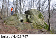 Девушка фотографирует дольмен в долине реки Куапсе (2013 год). Стоковое фото, фотограф Мартынов Антон / Фотобанк Лори