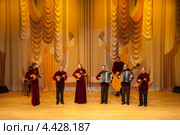 Ансамбль народных инструментов на сцене дворца культуры (2012 год). Редакционное фото, фотограф Иван Карпов / Фотобанк Лори
