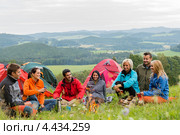 Группа друзей на фоне палаток. Стоковое фото, фотограф CandyBox Images / Фотобанк Лори