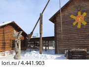 Колодец с журавлем в Ялуторовском остроге (2013 год). Редакционное фото, фотограф Анатолий Матвейчук / Фотобанк Лори