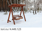 Деревянные качели в зимнем парке (2013 год). Стоковое фото, фотограф Юлия Машкова / Фотобанк Лори