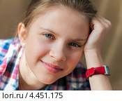 Портрет улыбающейся девочки-подростка на тёмном фоне. Стоковое фото, фотограф Игорь Низов / Фотобанк Лори