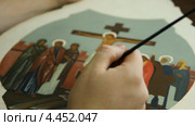 Православная икона. Иконопись. Иконописец за работой. Стоковое видео, видеограф Mikhail Erguine / Фотобанк Лори