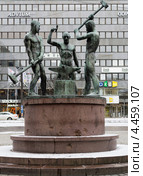 Городская скульптура "Три кузнеца" г. Хельсинки (2013 год). Редакционное фото, фотограф Сергей Шустов / Фотобанк Лори
