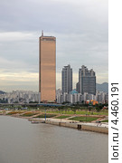 Самый высокий небоскреб Сеула 63-building на острове Ёыйдо на закате (2009 год). Редакционное фото, фотограф Ольга Липунова / Фотобанк Лори