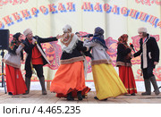 Танцевально-песенный диалог на Сибирской Масленице (2013 год). Редакционное фото, фотограф Анатолий Матвейчук / Фотобанк Лори