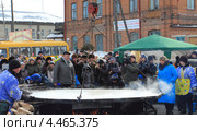 Группа репортеров у рекордного блина. Город Ялуторовск (2013 год). Редакционное фото, фотограф Анатолий Матвейчук / Фотобанк Лори
