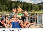 Загорающие девушки и молодые люди в кафе. Стоковое фото, фотограф CandyBox Images / Фотобанк Лори
