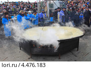Ароматный пар будоражит аппетит зрителей. Масленица в Ялуторовске (2013 год). Редакционное фото, фотограф Анатолий Матвейчук / Фотобанк Лори