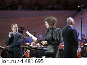 Актер Евгений Миронов, актриса Ксения Раппопорт  и музыкант Владимир Спиваков в благотворительном концерте "Признание в любви" в международном доме музыки (2012 год). Редакционное фото, фотограф Татьяна Белова / Фотобанк Лори