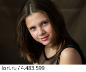 Портрет красивой девочки-подростка  на тёмном фоне. Стоковое фото, фотограф Игорь Низов / Фотобанк Лори