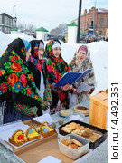 Город Ялуторовск. Сбор пожертвований на церковную школу (2013 год). Редакционное фото, фотограф Александр Тараканов / Фотобанк Лори
