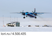 Взлёт самолёта с заснеженного чукотского аэродрома. Стоковое фото, фотограф Максим Деминов / Фотобанк Лори