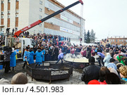 Ялуторовск. Выпечка трехметрового блина на гигантской сковороде (2013 год). Редакционное фото, фотограф Александр Тараканов / Фотобанк Лори