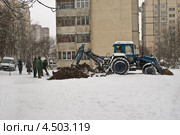 Трактор копает яму зимой в городе под снегом (2013 год). Стоковое фото, фотограф eva cuba air / Фотобанк Лори