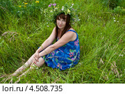 Девушка сидит на траве. Стоковое фото, фотограф Мария Ходарева / Фотобанк Лори