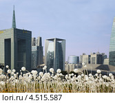 Клумба с искусственными цветами-фонариками на фоне здания банка в Zhujiang New Town,  Гуанчжоу, Гуандун, Китай (2011 год). Редакционное фото, фотограф Losevsky Pavel / Фотобанк Лори
