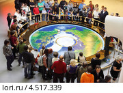 Маятник Фуко в Планетарии 22 января 2012 в Москве, Россия. Редакционное фото, фотограф Losevsky Pavel / Фотобанк Лори