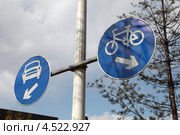 Дорожные знаки на улице города Хуньчунь в Китае (2013 год). Редакционное фото, фотограф Валерий Акулич / Фотобанк Лори
