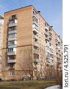 Многоэтажный кирпичный дома, Москва (2013 год). Стоковое фото, фотограф Наталия Шевченко / Фотобанк Лори