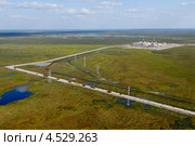 Усть-Тегусское нефтяное месторождение. Уватский район, Тюменская область. Строительство дорожной одежды, подъездных дорог к кустовой площадке, вид с вертолета (2011 год). Редакционное фото, фотограф Александр Циликин / Фотобанк Лори